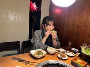 Yoko Mitsuya Instagram - ご挨拶もしないまま、、
年が明けて2週間以上経ってしまいました💦
申し訳ありません🥹（去年も同じ）

2023年もよろしくお願いいたします。

よく食べ
よく寝て
今年こそはしっかり運動もして🤪💦

健康第一で過ごしていきたいです✨

※食べ過ぎてチャック全開☺️🍚