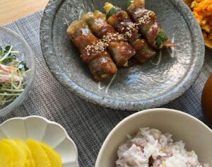 Yoko Mitsuya Instagram - ピーマンとチーズの豚バラ巻き🌀

焼き過ぎたな🤪💦

このグレーのお皿は
祖母の妹が作ったものです。
長い間使っているので、よく見ると欠けてしまっているのですが
お気に入りのお皿です☺️