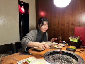 Yoko Mitsuya Instagram - ご挨拶もしないまま、、
年が明けて2週間以上経ってしまいました💦
申し訳ありません🥹（去年も同じ）

2023年もよろしくお願いいたします。

よく食べ
よく寝て
今年こそはしっかり運動もして🤪💦

健康第一で過ごしていきたいです✨

※食べ過ぎてチャック全開☺️🍚