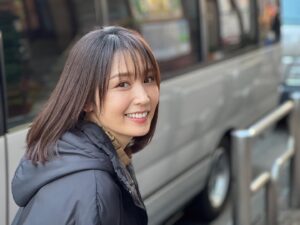 Yoko Mitsuya Instagram - ご無沙汰しております🥹

皆様いかがお過ごしですか？

私は今日仕事納めでした✨

写真を全く撮っていなかったので
合間に急いでマネージャーさんに撮ってもらいました💦

本日撮れたてホヤホヤのお写真でございます😅（最後の写真はサイズが収まらず切れちゃったよ🫠ポーズがいつだって昭和🫠ほんとはオシャレな感じに憧れてるよ🫠）

なかなか更新しないインスタですが、、、

今年も本当にありがとうございました😭
来年はもう少しインスタ頑張ろうと思っています（毎年言ってる気がする🤫）

皆様、どうぞ良いお年をお迎えください✨