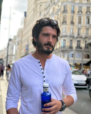 Yon González Instagram - Aprovechando el buen tiempo para disfrutar de momentos únicos. Visitar museos, pasear por el centro y disfrutar de las vistas en una terraza . Todo ello junto al agua mineral natural de
@solandecabras, un agua que solo la naturaleza puede crear. #publi