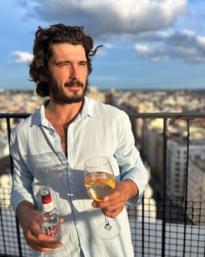 Yon González Instagram - Aprovechando los últimos días de verano con @livetheroof y @royalbliss_es
#ElTardeoSabeARoyalBliss #RoyalBliss *publi