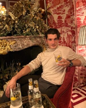 Yon González Instagram - Lo mejor de estas Navidades es pasarlas con los que más quieres. Y para esos momentos yo elijo @royalbliss_es 
#RoyalBliss #ElTardeoSabeARoyalBliss #Publi