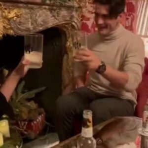 Yon González Instagram - Lo mejor de estas Navidades es pasarlas con los que más quieres. Y para esos momentos yo elijo @royalbliss_es 
#RoyalBliss #ElTardeoSabeARoyalBliss #Publi