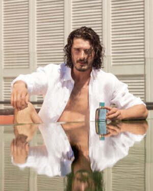 Yon González Instagram - Todavía recuerdo el flechazo instantáneo de aquella noche mágica de verano, su mirada profunda y su aroma inconfundible. LightBlueForever.
#DGLightBlue #DGBeauty @dolcegabbana @dolcegabbana_man