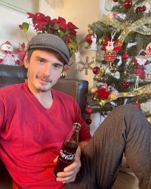 Yon González Instagram - Mucho que celebrar en un año cargado de solidaridad y reencuentros. Tiempo de estar con los que más quieres compartiendo la magia de estar juntos. ¿Hay algo mejor? @cocacola_esp #compartelamagia #publi