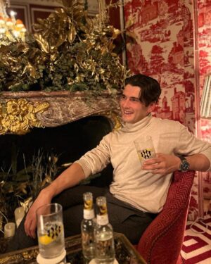 Yon González Instagram - Lo mejor de estas Navidades es pasarlas con los que más quieres. Y para esos momentos yo elijo @royalbliss_es 
#RoyalBliss #ElTardeoSabeARoyalBliss #Publi