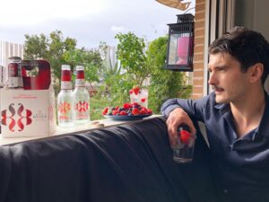 Yon González Instagram - Descubrir todos los diferentes matices que puedes sentir en tu paladar con solo un sorbo. #ComplicarseEsMaravilloso #RoyalBliss @royalbliss_es