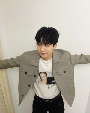 Yoo Hwe-seung Instagram - we're
he're

전보다 더 애틋해진 내 마음과
어제보다 더 진해진 우리🫶

#엔플라잉#콘서트#MACAO#위아히어#were#here#매순간#함께하자