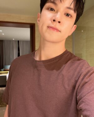 Yoo Hwe-seung Instagram - 새해 복 많이 받으세요❤
#엔플라잉#유회승#2024#나도#뜨리공