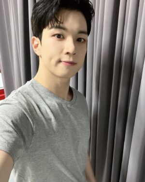 Yoo Hwe-seung Instagram - 🤙🤟❤️
#엔플라잉#유회승#넥스트투노멀#게이브#약속