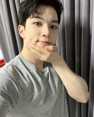 Yoo Hwe-seung Instagram - 🤙🤟❤️
#엔플라잉#유회승#넥스트투노멀#게이브#약속