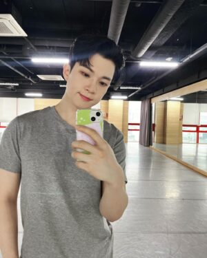 Yoo Hwe-seung Instagram - 🤙🤟❤️
#엔플라잉#유회승#넥스트투노멀#게이브#약속