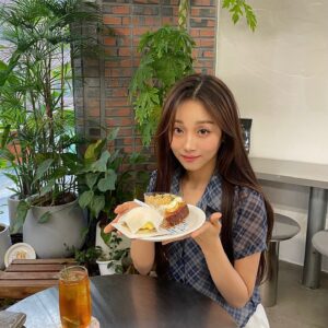 Yoo Ji-Yeon Instagram - Sweet😛🍰💛
.
.
.
.
#pieintheshop #파이인더샵 #디저트 #디저트맛집 #디저트카페 #카페 #카페추천 #디저트추천 #용산맛집 #삼각지맛집 #삼각지카페
