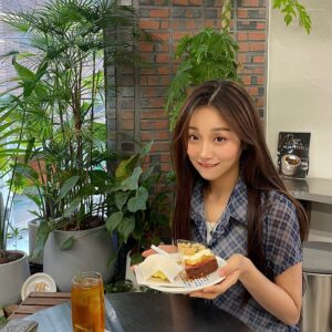 Yoo Ji-Yeon Instagram - Sweet😛🍰💛
.
.
.
.
#pieintheshop #파이인더샵 #디저트 #디저트맛집 #디저트카페 #카페 #카페추천 #디저트추천 #용산맛집 #삼각지맛집 #삼각지카페