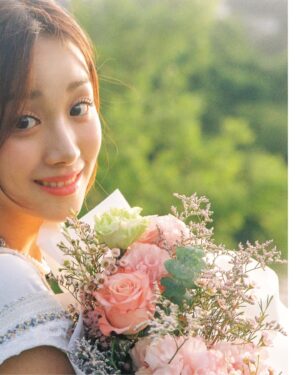 Yoo Ji-Yeon Instagram - #여름스냅 ☀️💐🌳🌱✨💛