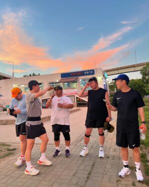 Yoo Se-yoon Instagram - 러닝모임 궁시렁궁시런 🫢
뛰면서 수다수다 너무 좋당
뛰기 좋은 곳 추천 좀 해주세용☺️