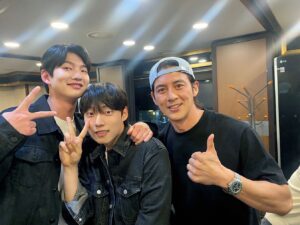 Yoon Jae-chan Instagram - 고수선배님, 종빈이형, 아린이, 외  모든 배우분들 감독님, 작가님, 스탭분들! 같이 촬영하면서 영광이고 재밌었습니다! 
썸머, 러브머신 블루스🔥🔥🔥
그럼 이만 장환이는 물러가보겠습니다