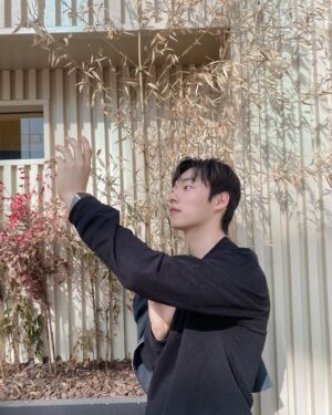 Yoon Jae-chan Instagram - 날씨가 좋아🤓