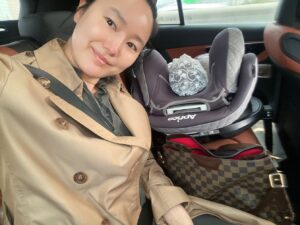 Yoon Jin-seo Instagram - 느긋하게 일어나 선거를 끝내고 
세가족 쉬기 좋은 곳 찾아 나섰지만
결국은 호텔 호캉스

수영도 남편이랑 번갈아 다녀오고
맘편히 바다까지 가기도 힘들지만 

이제 애기 자는 틈을 타 마시는 -
맥주도 
잠시나마 집중하는 수영도 
꿀같은 하루의 휴식도 

모든게  더 더 더 
의미로운
행복한 하루하루

고마우어 아가짱 
_육아 82일차 

🤍