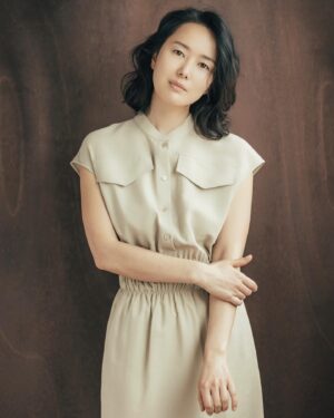 Yoon Jin-seo Instagram - 20년동안 배우지망생에서 
배우 아내 엄마의 모습을 
모두 남겨준 한 퍼토그래퍼가 있다는 
사실이 새삼, 

가끔은 말하지 않아도 남겨진 시간의 흔적이 
더 깊은 말로 들릴때, 

#인연 #소중함 #friendship 

나또한  깊어가는 한 포토그래퍼의 
시선을 20 년 넘게 
어쩌면 사진을 통해 
사진을 좋아하던 청년이 
포토그래퍼가 되어가는 과정을 보았는지도, 

앞으로의 사진에서 무엇이 되어가고 있을까.

Thanks to @biascutphotography