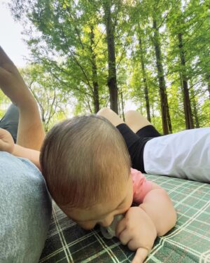 Yoon Jin-seo Instagram - 하루를 충만하게 보내기 위해 무엇이 필요할까요? 

운동복위에 랩스커트 하나만 걸치고
시간을 보낼땐 살짝 풀렀다가 요리조리 움직여 보고
다시 유모차를 밀며 움직일땐 일상복으로 - 돌아갈 수 있으니 옷을 따로 챙길 필요도 없고 

핸드백에는 가재 수건과 지갑 , 쪽쪽이 뿐입니다. 
기저귀 가방도 점점 작아져 요즘은 
기저귀와 젖병 보온병이면 몇시간도 거뜬해요. 

꽃이나 나무를 보여주고 지나가는 친구들에게 인사도  하고 돗자리 위에 뒹굴 뎅굴 하다보면 휴일이 슝 지나가요 .( 우리집 휴일은 수.목 이거든요) 아기는 나무 그늘 사이로 곧 잠이 들지요. 

그리고 맑은 하늘_ 
더 필요한 게 있을까요? 
가볍에 입꼬리를 올릴 수 있는 미소띈 얼굴과 
아기가 잠들면 읽를 책_ 그거면 하루가 충분 합니다 :) 🌿☺️

6 월이라 가능한 이야기겠지요? 더 더워지면 무리..😅니까요. 
아직 더워지기 전의 여름_ 충분히 즐기세요. !! 

Happy Day✨🤍

#일상 #하루 #휴일