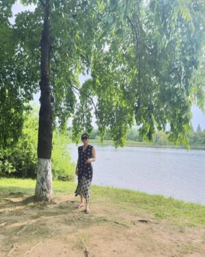 Yoon Jin-seo Instagram - 하루를 충만하게 보내기 위해 무엇이 필요할까요? 

운동복위에 랩스커트 하나만 걸치고
시간을 보낼땐 살짝 풀렀다가 요리조리 움직여 보고
다시 유모차를 밀며 움직일땐 일상복으로 - 돌아갈 수 있으니 옷을 따로 챙길 필요도 없고 

핸드백에는 가재 수건과 지갑 , 쪽쪽이 뿐입니다. 
기저귀 가방도 점점 작아져 요즘은 
기저귀와 젖병 보온병이면 몇시간도 거뜬해요. 

꽃이나 나무를 보여주고 지나가는 친구들에게 인사도  하고 돗자리 위에 뒹굴 뎅굴 하다보면 휴일이 슝 지나가요 .( 우리집 휴일은 수.목 이거든요) 아기는 나무 그늘 사이로 곧 잠이 들지요. 

그리고 맑은 하늘_ 
더 필요한 게 있을까요? 
가볍에 입꼬리를 올릴 수 있는 미소띈 얼굴과 
아기가 잠들면 읽를 책_ 그거면 하루가 충분 합니다 :) 🌿☺️

6 월이라 가능한 이야기겠지요? 더 더워지면 무리..😅니까요. 
아직 더워지기 전의 여름_ 충분히 즐기세요. !! 

Happy Day✨🤍

#일상 #하루 #휴일