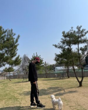 Yoon Jong-hoon Instagram - ⠀
마루 이따가 22시 40분에
⠀
별똥별 보러가자.
⠀
#별똥별 #tvn