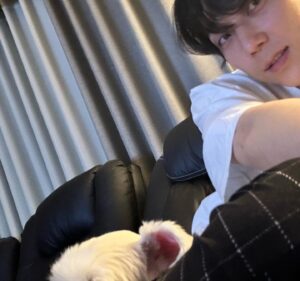 Yoon Jong-hoon Instagram - ⠀
마루 미안.
혼자는 못 찍겠어.
⠀
사랑해 #마루