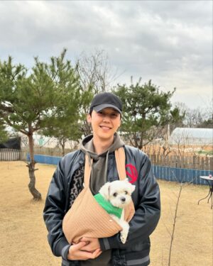 Yoon Jong-hoon Instagram - ⠀
우리 마루.🥰
⠀
#말티즈 인데요.
#마루 는 잘 참아요.