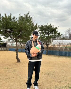 Yoon Jong-hoon Instagram - ⠀
우리 마루.🥰
⠀
#말티즈 인데요.
#마루 는 잘 참아요.