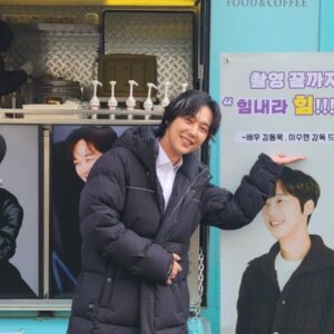 Yoon Jong-hoon Instagram - ⠀
항상 감사하고 고맙고..
⠀
자랑스럽게 친하다고 말할 수 있는 두분.
⠀
고맙습니다. 사랑합니다! 🤗🥰
⠀
#라이더스 #그남자의기억법 #별똥별
#이로운사기 #7인의탈출 #대박기원