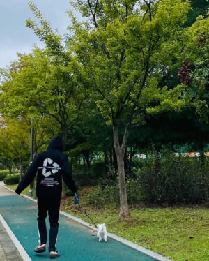 Yoon Jong-hoon Instagram - ⠀
간만에 마루상봉.
⠀
너무 춥네요 😭
⠀
#마루