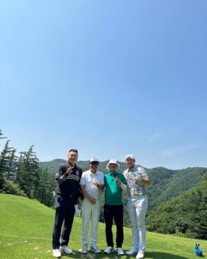 Yoon Jong-shin Instagram - ⠀
⠀
백돌이룰 초대해주신
⠀
하나은행 감사합니다 ㅎㅎ
⠀
심지어 이 망샷을 서요섭 프로가 촬영해주심 ㅋ
⠀
서요섭 프로의 @seo__pro__da 우승을 기원합니다. 
⠀
#하나은행인비테이셔널 #서요섭프로 #프로암 #남춘천cc