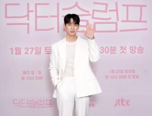 Yoon Park Instagram - -
제작발표회 다녀왔어요😁
요즘 날이 많이 추워 바깥이 상당히 위험합니다🥶🥶
외출은 삼가시고 집에서 따뜻하게 
가족분들과 #닥터슬럼프 보시는건 어떨까요??🥰
-
아! 그리고 우리 #백선우작가님 은 정말 #천사 같은 분이세요🌸
혹시나 오해하지 마세요오🤣🤣🤣
-
#jtbc #토일드라마 #닥터슬럼프 
이번주 #토요일 #첫방송