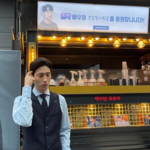 Yoon Park Instagram - -
아무리 생각해봐도 커피차가 
잘 못 온거 같은데..음..🤔
일단 제 사진이 있으니 
감사히 마시겠습니다..🤗
-
촬영계의 #거장 #빈태환감독님
#사랑해요❤️
#너는나의봄 
-
#존박 님. 
저도 #평양냉면 참 좋아하는데요..
한번도 뵌적은 없지만..
이렇게라도 마음을 전해봅니다.
-
#jtbc #기상청사람들 열심히 찍겠습니다!
#mbc #경찰청사람들 어릴때 자주 봤어요!