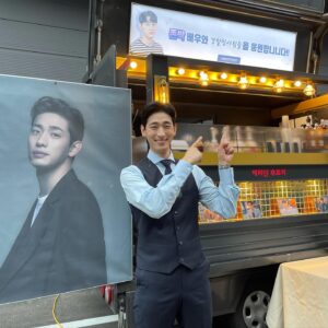 Yoon Park Instagram - -
아무리 생각해봐도 커피차가 
잘 못 온거 같은데..음..🤔
일단 제 사진이 있으니 
감사히 마시겠습니다..🤗
-
촬영계의 #거장 #빈태환감독님
#사랑해요❤️
#너는나의봄 
-
#존박 님. 
저도 #평양냉면 참 좋아하는데요..
한번도 뵌적은 없지만..
이렇게라도 마음을 전해봅니다.
-
#jtbc #기상청사람들 열심히 찍겠습니다!
#mbc #경찰청사람들 어릴때 자주 봤어요!