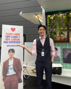 Yoon Park Instagram - -
하늘에서 내려온
천사가 보내준 커피차🌸
-
고맙고 사랑해요 
딱풀이엄마 @umjeewon 🤗
-
#기상청사람들 #엄지원