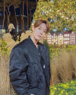 Yoon Seo-bin Instagram - Waiting for christmas🎄