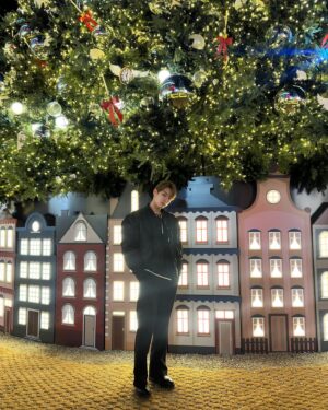 Yoon Seo-bin Instagram - Waiting for christmas🎄
