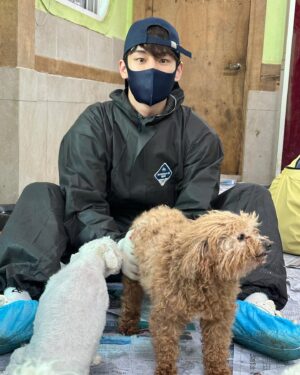 Yoon Seo-bin Instagram - 우리 아이들에게도 하루빨리 봄이 왔으면!! 찬바람도 녹이는, 마음 따뜻한 하루 🐶🌸💗