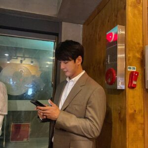 Yoon Shi-yoon Instagram - #현재는아름다워 #오늘밤8시 #윤시윤