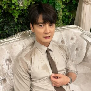 Yoon Shi-yoon Instagram - 더위와의 싸움!!🤨

#현재 #현재는아름다워 #윤시윤