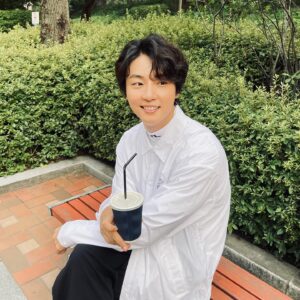 Yoon Shi-yoon Instagram - 요즘 유행하는거 우리도 한번 해보자며, 스텝들 성화에 못이겨 찍어주는 시윤님 😎
여러분~ 점심 맛잇게 드셨나요? 
커피한잔 같이해요~~~ 😁