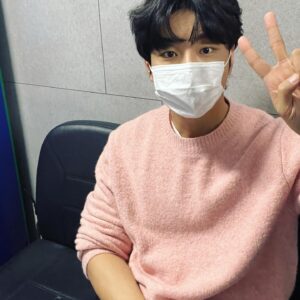 Yoon Shi-yoon Instagram - 여러분! 오랜만에 KBS에 왔어요! 

KBS cool FM 11:00시부터 박명수의 라디오쇼! 1시간동안 함께해주실거죠? 😎

보이는라디오라구요!! 😍😍

#윤시윤 #박명수 #박명수의라디오쇼 #영화탄생 #탄생 #보이는라디오