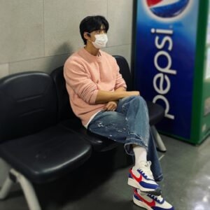 Yoon Shi-yoon Instagram - 여러분! 오랜만에 KBS에 왔어요! 

KBS cool FM 11:00시부터 박명수의 라디오쇼! 1시간동안 함께해주실거죠? 😎

보이는라디오라구요!! 😍😍

#윤시윤 #박명수 #박명수의라디오쇼 #영화탄생 #탄생 #보이는라디오
