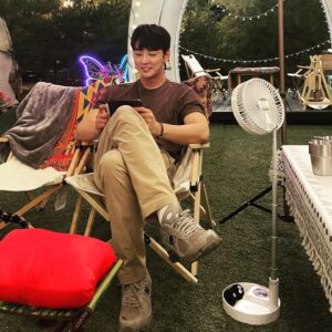 Yoon Shi-yoon Instagram - 요즘 너무 더워서 많이 힘드시죠..? 🫠

사진찍기 어색해하는 배우님 사진 투척하고 갑니당 🤗