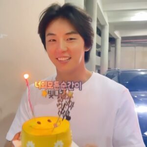 Yoon Shi-yoon Instagram - 콧바람으로 초를 끄고 싶었던 그는..
