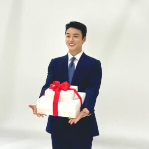 Yoon Shi-yoon Instagram - #윤시윤 #근황 #팜스빌 

안녕하세요 🙂

하루하루 드라마 촬영으로 바쁜 와중에, 우리 윤시윤 배우님. 건강기능식품 #팜스빌 의 모델이 되어서 지면촬영을 하게되었습니다. 💕

건강한 몸과 정신을 가진 윤시윤 배우님과 너무 어울리는 조합 😎

마음이 급해 현장사진으로 전해드리는점 양해부탁드립니다 🙇🏻🫠

많은 관심 부탁드립니다 💕
