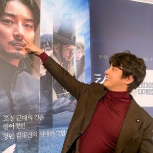 Yoon Shi-yoon Instagram - 떨리는 마음을 장난으로 무마 시키려는 시윤님, 

11월 30일 개봉 !! 기대해주세요 🥹

#영화탄생 #탄생 #김대건신부님 #윤시윤